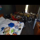 Chaos im Hotelzimmer beim Packen